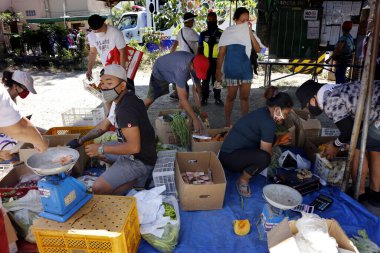 Antipolo Şehri, Filipinler - 4 Nisan 2020: Mobile Palengke ya da Market adlı yerel yönetim tarafından düzenlenen pazar satıcıları, Covid 19 virüs salgını nedeniyle kapatma sırasında topluluklara gidiyorlar.