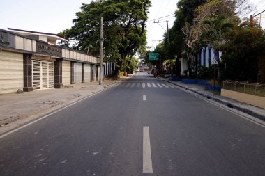 Antipolo Şehri, Filipinler - 4 Nisan 2020: Covid 19 virüs salgını nedeniyle genellikle yoğun bir yol boşaldı.