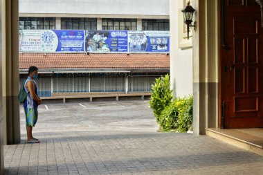 Antipolo Şehri, Filipinler - 4 Nisan 2020: Covid 19 virüs salgını nedeniyle insanlar kapalı ve boş Antipolo Katedrali 'nin dışında dua ediyorlar.