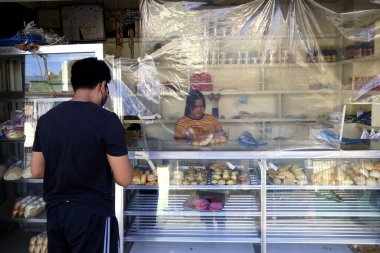 Antipolo Şehri, Filipinler - 4 Nisan 2020: Bir fırın veya fırın, Covid 19 virüs salgını sırasında koruma amaçlı plastik kılıf yerleştirdi.