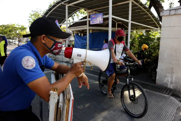 Antipolo City Filipinas Abril 2020 Polícia Instruções Quarentena Comunidade Público — Fotografia de Stock