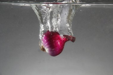 Taze kırmızı soğan fotoğrafı suya düştü.