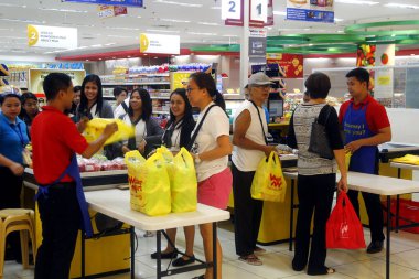 Taytay, Rizal, Filipinler - 11 Mart 2020: Müşteriler bakkaldan yiyecek ve diğer malzemeleri satın alır.