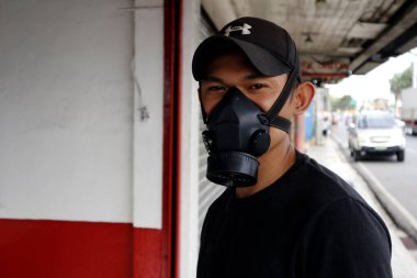 Antipolo Şehri, Filipinler - 15 Nisan 2020: Covid 19 virüsü salgını nedeniyle insanlar dışarı çıkarken yerel hükümet tarafından koruyucu yüz maskesi takmaya teşvik ediliyor.