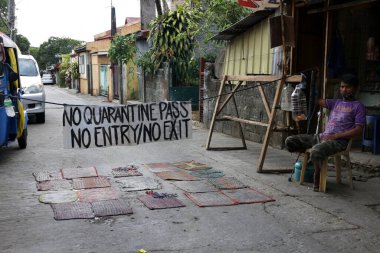 Antipolo Şehri, Filipinler - 14 Nisan 2020: Covid 19 virüs salgını nedeniyle karantinaya alınan yerleşim yeri.