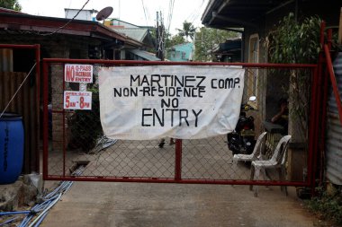 Antipolo Şehri, Filipinler - 14 Nisan 2020: Covid 19 virüs salgını nedeniyle karantinaya alınan yerleşim yeri.