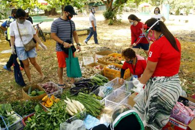 Antipolo Şehri, Filipinler - 14 Nisan 2020: Yerel bir hükümet, Covid 19 virüs salgını nedeniyle tecrit sırasında gıda satmak için yerleşim bölgelerine gitti.
