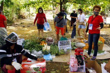 Antipolo Şehri, Filipinler - 14 Nisan 2020: Yerel bir hükümet, Covid 19 virüs salgını nedeniyle tecrit sırasında gıda satmak için yerleşim bölgelerine gitti.
