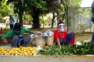 Antipolo Şehri, Filipinler - 14 Nisan 2020: Yerel bir hükümet, Covid 19 virüs salgını nedeniyle tecrit sırasında gıda satmak için yerleşim bölgelerine gitti.