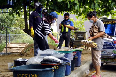 Antipolo Şehri, Filipinler - 14 Nisan 2020: Yerel bir hükümet, Covid 19 virüs salgını nedeniyle tecrit sırasında gıda satmak için yerleşim bölgelerine gitti.