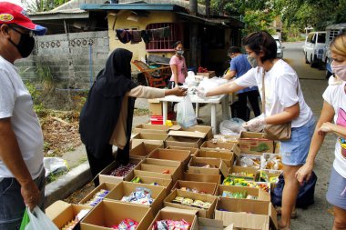 Antipolo Şehri, Filipinler - 14 Nisan 2020: Yerel bir hükümet, Covid 19 virüs salgını nedeniyle tecrit sırasında gıda satmak için yerleşim bölgelerine gitti.