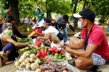 Antipolo Şehri, Filipinler - 14 Nisan 2020: Yerel bir hükümet, Covid 19 virüs salgını nedeniyle tecrit sırasında gıda satmak için yerleşim bölgelerine gitti.