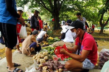 Antipolo Şehri, Filipinler - 14 Nisan 2020: Yerel bir hükümet, Covid 19 virüs salgını nedeniyle tecrit sırasında gıda satmak için yerleşim bölgelerine gitti.