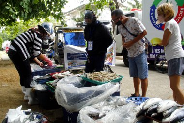 Antipolo Şehri, Filipinler - 14 Nisan 2020: Yerel bir hükümet, Covid 19 virüs salgını nedeniyle tecrit sırasında gıda satmak için yerleşim bölgelerine gitti.