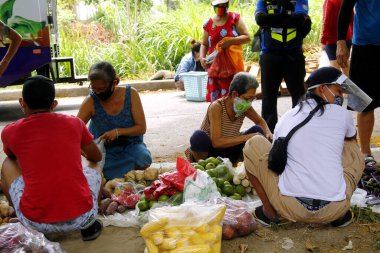 Antipolo Şehri, Filipinler - 14 Nisan 2020: Yerel bir hükümet, Covid 19 virüs salgını nedeniyle tecrit sırasında gıda satmak için yerleşim bölgelerine gitti.