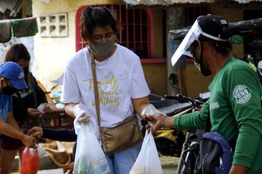 Antipolo Şehri, Filipinler - 14 Nisan 2020: Yerel bir hükümet, Covid 19 virüs salgını nedeniyle tecrit sırasında gıda satmak için yerleşim bölgelerine gitti.