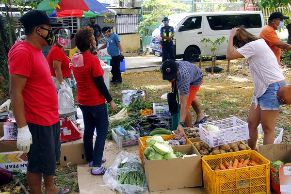 Antipolo Şehri, Filipinler - 14 Nisan 2020: Yerel bir hükümet, Covid 19 virüs salgını nedeniyle tecrit sırasında gıda satmak için yerleşim bölgelerine gitti.