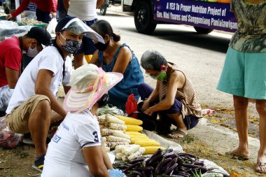Antipolo Şehri, Filipinler - 14 Nisan 2020: Yerel bir hükümet, Covid 19 virüs salgını nedeniyle tecrit sırasında gıda satmak için yerleşim bölgelerine gitti.
