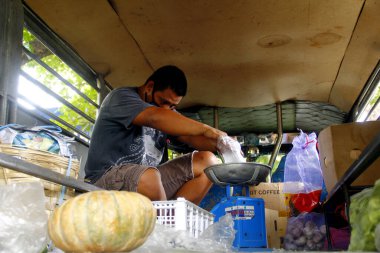 Antipolo Şehri, Filipinler - 14 Nisan 2020: Yerel bir hükümet, Covid 19 virüs salgını nedeniyle tecrit sırasında gıda satmak için yerleşim bölgelerine gitti.