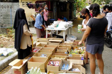 Antipolo Şehri, Filipinler - 14 Nisan 2020: Yerel bir hükümet, Covid 19 virüs salgını nedeniyle tecrit sırasında gıda satmak için yerleşim bölgelerine gitti.