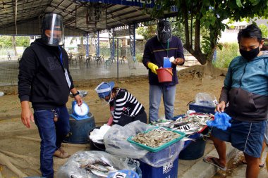Antipolo Şehri, Filipinler - 14 Nisan 2020: Yerel bir hükümet, Covid 19 virüs salgını nedeniyle tecrit sırasında gıda satmak için yerleşim bölgelerine gitti.