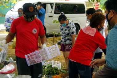 Antipolo Şehri, Filipinler - 14 Nisan 2020: Yerel bir hükümet, Covid 19 virüs salgını nedeniyle tecrit sırasında gıda satmak için yerleşim bölgelerine gitti.