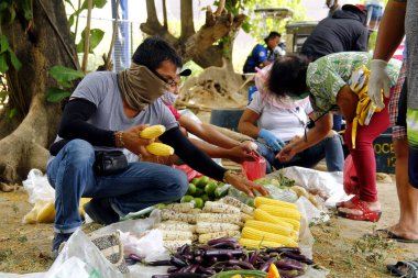 Antipolo Şehri, Filipinler - 14 Nisan 2020: Yerel bir hükümet, Covid 19 virüs salgını nedeniyle tecrit sırasında gıda satmak için yerleşim bölgelerine gitti.