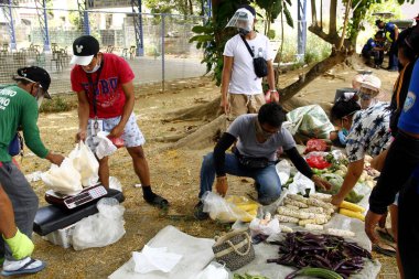 Antipolo Şehri, Filipinler - 14 Nisan 2020: Yerel bir hükümet, Covid 19 virüs salgını nedeniyle tecrit sırasında gıda satmak için yerleşim bölgelerine gitti.