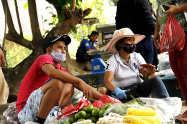 Antipolo Şehri, Filipinler - 14 Nisan 2020: Yerel bir hükümet, Covid 19 virüs salgını nedeniyle tecrit sırasında gıda satmak için yerleşim bölgelerine gitti.