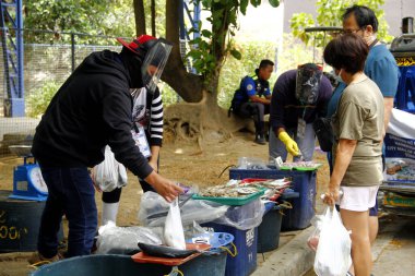 Antipolo Şehri, Filipinler - 14 Nisan 2020: Yerel bir hükümet, Covid 19 virüs salgını nedeniyle tecrit sırasında gıda satmak için yerleşim bölgelerine gitti.