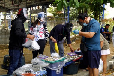 Antipolo Şehri, Filipinler - 14 Nisan 2020: Yerel bir hükümet, Covid 19 virüs salgını nedeniyle tecrit sırasında gıda satmak için yerleşim bölgelerine gitti.