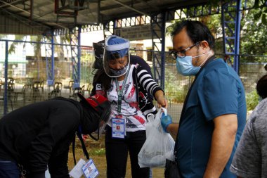Antipolo Şehri, Filipinler - 14 Nisan 2020: Yerel bir hükümet, Covid 19 virüs salgını nedeniyle tecrit sırasında gıda satmak için yerleşim bölgelerine gitti.