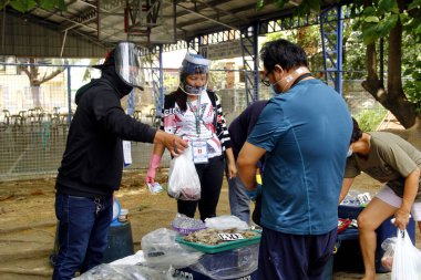 Antipolo Şehri, Filipinler - 14 Nisan 2020: Yerel bir hükümet, Covid 19 virüs salgını nedeniyle tecrit sırasında gıda satmak için yerleşim bölgelerine gitti.