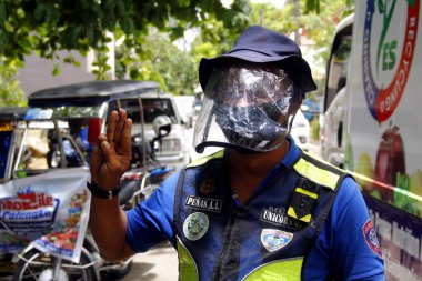 Antipolo Şehri, Filipinler - 15 Nisan 2020: Covid 19 virüsü salgını nedeniyle insanlar dışarı çıkarken yerel hükümet tarafından koruyucu yüz maskesi takmaya teşvik ediliyor.