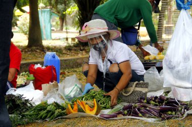 Antipolo Şehri, Filipinler - 14 Nisan 2020: Yerel bir hükümet, Covid 19 virüs salgını nedeniyle tecrit sırasında gıda satmak için yerleşim bölgelerine gitti.