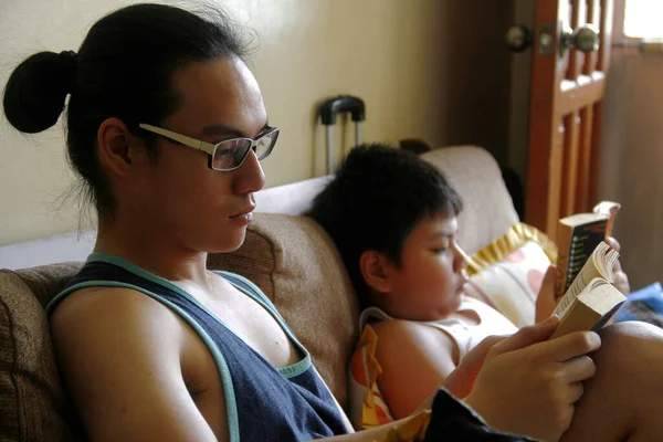 Photo Young Filipino Boys Reading Books Pass Time Lockdown Due — Stock Photo, Image