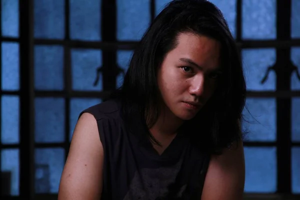 Uzun Saçlı Asyalı Bir Gencin Portresi — Stok fotoğraf