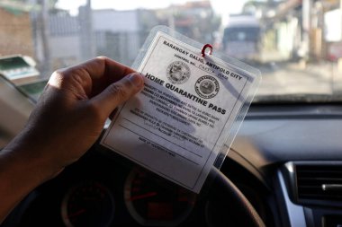 Antipolo Şehri, Filipinler - 19 Nisan 2020: Covid 19 virüsü salgını nedeniyle bir arabanın içinde karantina karantinası uygulamak.
