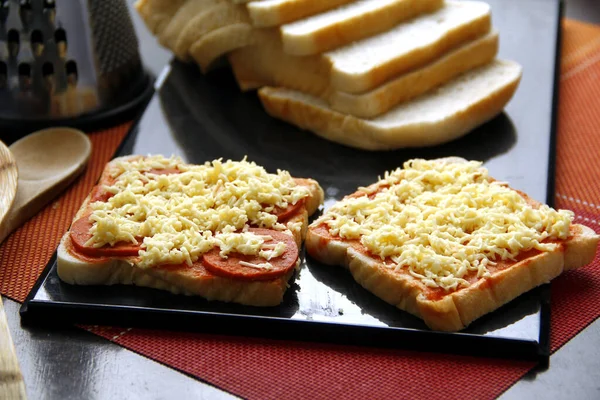 Foto Von Geschnittenem Brotlaib Mit Pizzatoppings Aus Käse Paprika Und — Stockfoto