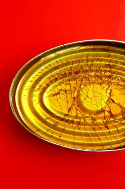 Çatlamış ve sertleştirilmiş karamelli şurubun teneke kalıbın altındaki fotoğrafını kapat..