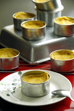 Masada taze pişmiş Leche Flan fotoğrafı..