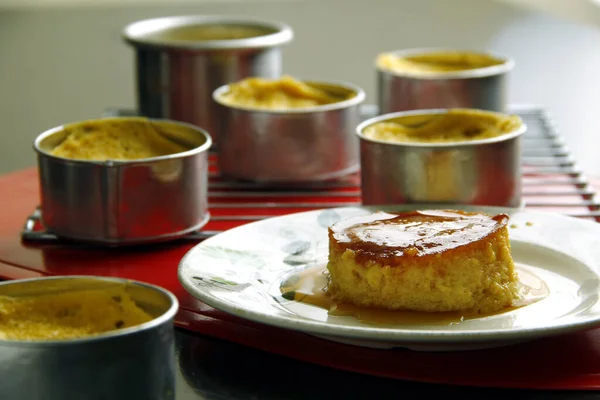 Foto Leche Flan Recién Cocinado Sobre Una Mesa — Foto de Stock