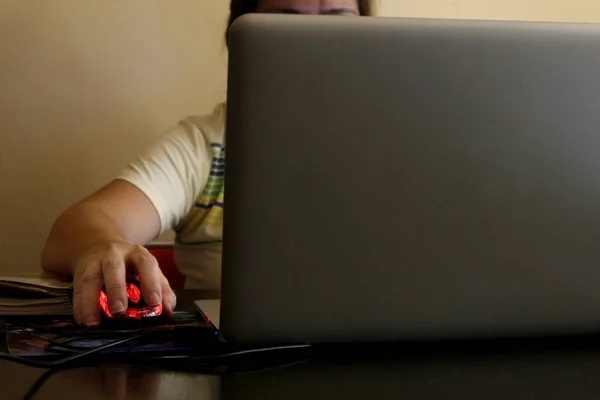 Photo Filipino Woman Hand Holding Computer Mouse While Working Laptop — Stock Photo, Image