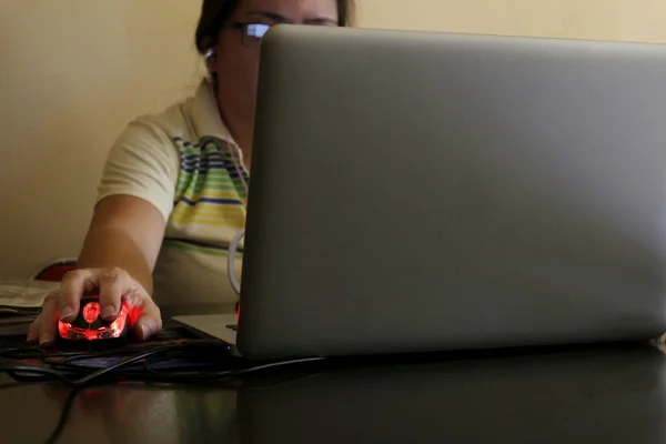 Evde Dizüstü Bilgisayarla Uğraşırken Elinde Bilgisayar Faresi Olan Filipinli Bir — Stok fotoğraf