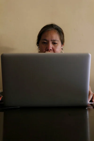 Photo Filipino Woman Working Laptop Computer Home — Stock Photo, Image