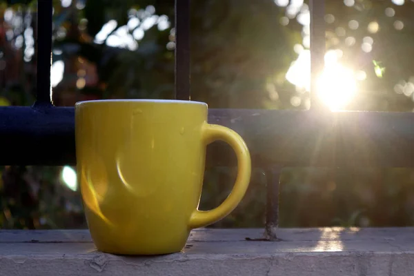 Foto Einer Kaffeetasse Auf Einem Zaun Mit Schönem Sonnenuntergang Hintergrund — Stockfoto