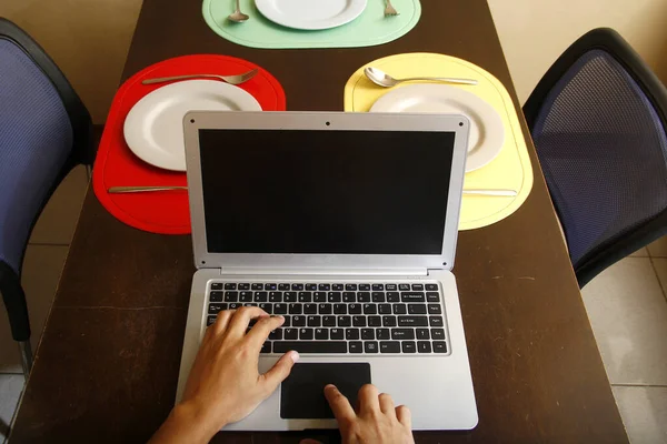 Foto Computadora Portátil Con Las Manos Escribiendo Ella Platos Utensilios — Foto de Stock