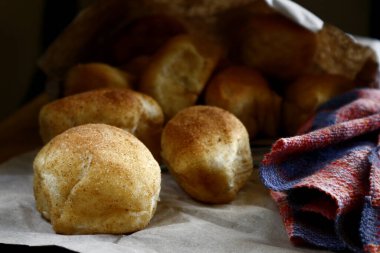 Pan de sal ya da Tuz Ekmeği adı verilen taze fırınlanmış Filipin ekmeğinin fotoğrafı.