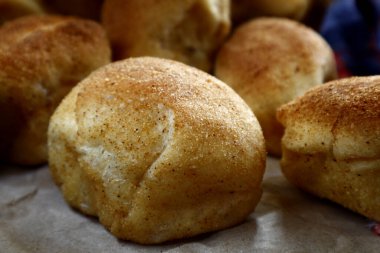 Pan de sal ya da Tuz Ekmeği adı verilen taze fırınlanmış Filipin ekmeğinin fotoğrafı.