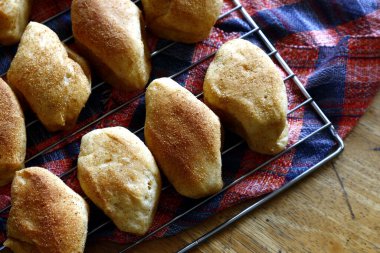 Pan de sal ya da Tuz Ekmeği adı verilen taze fırınlanmış Filipin ekmeğinin fotoğrafı.